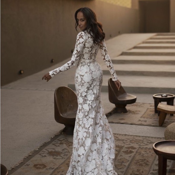 Satori - Floral appliqué Wedding Gown - Picture 6 of 7